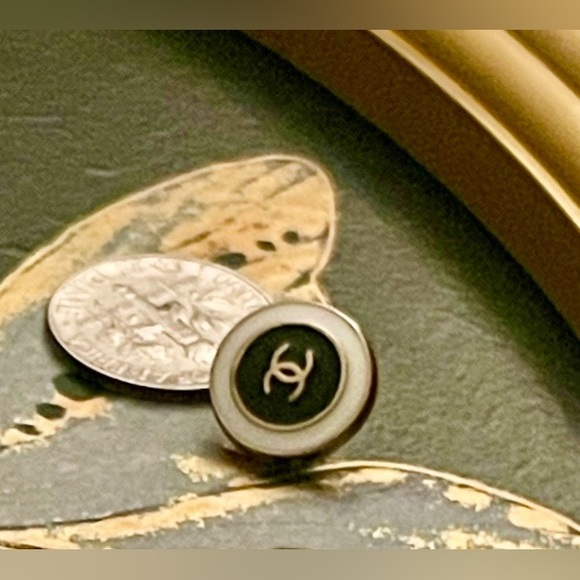 Set of 4 Chanel Buttons - Picture 3 of 8